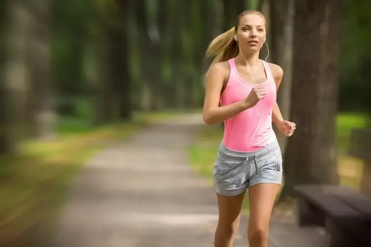 Dievča beží schudnúť