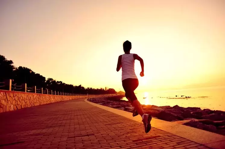 Polhodinový ranný jogging na efektívne chudnutie