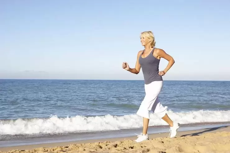 Žena vo veku jogging na chudnutie a dobrú funkciu srdca