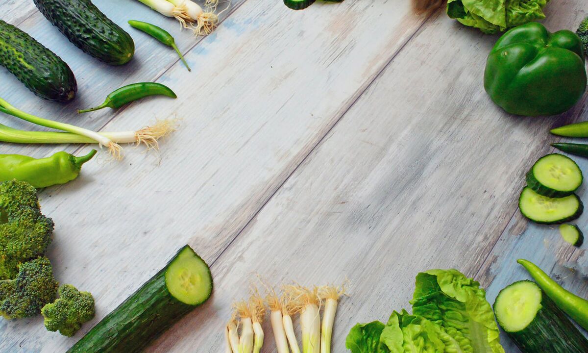 Zelená nízkokalorická zelenina na jedálnom lístku pohánkovej diéty