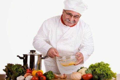muž pripravuje jedlá pre správnu výživu
